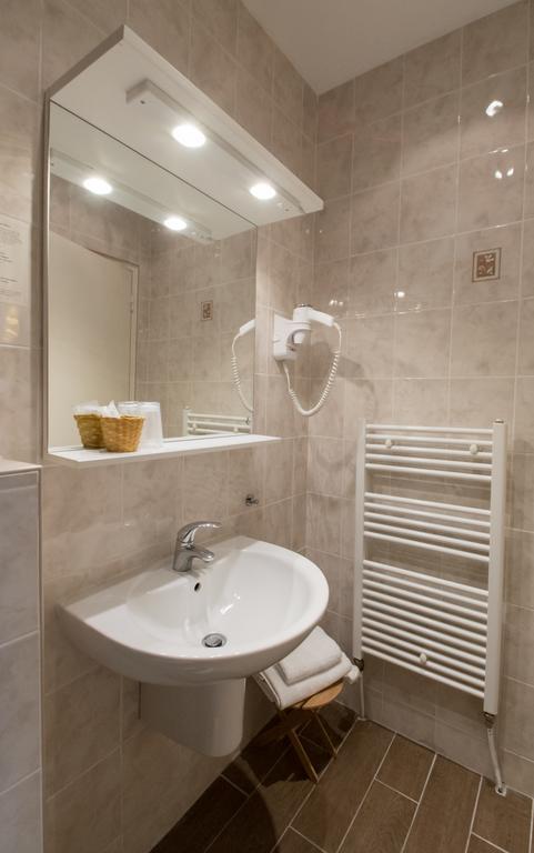 Au Bord Du Lac Hotel Saint-Remy-les-Chevreuse Ngoại thất bức ảnh