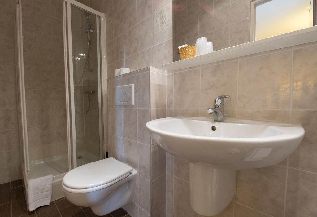 Au Bord Du Lac Hotel Saint-Remy-les-Chevreuse Ngoại thất bức ảnh